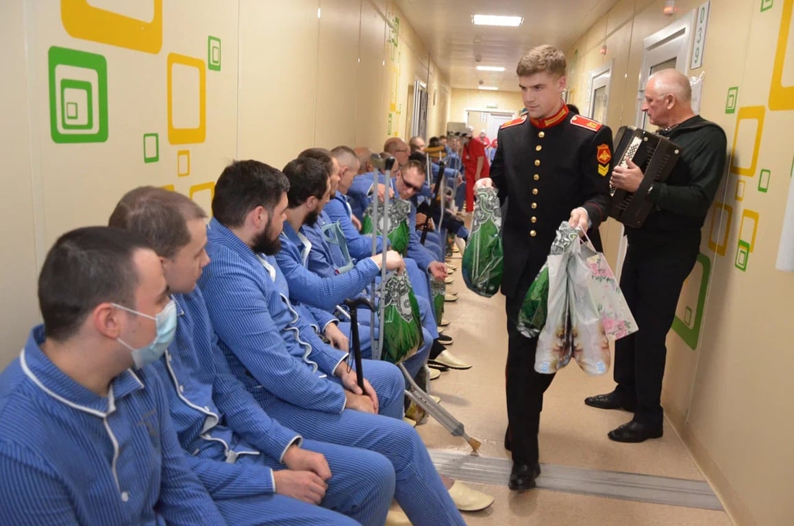 Пациенты военного госпиталя во время новогоднего концерта, Омск, 2024 год. Фото: Защитники Отечества I Омская область / <a href="https://vk.com/wall-220870455_2071" target="_blank">VK</a>‘ class=”image-widget-img aspect-[3/2] w-full rounded-lg object-cover object-top” loading=”eager” fetchpriority=”high” itemprop=”url” decoding=”sync”></picture><meta itemprop="caption" content=