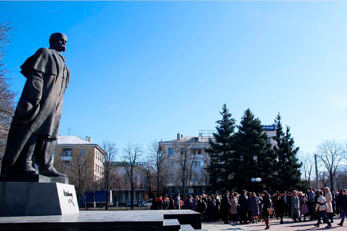 Возложение цветов к памятнику Тарасу Шевченко, Луганск, Украина, 9 марта 2016 года. Фото:  «Луганский информационный центр»