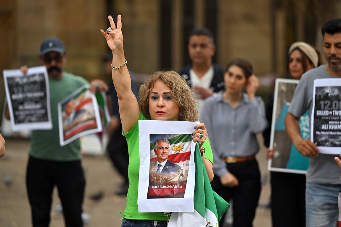 Протестующая, держащая портрет Резы Пехлеви, сына последнего шаха Ирана, находящегося в изгнании. Митинг в знак солидарности с протестами в Иране. Сидней, Новый Южный Уэльс, Австралия, 14 января 2026 года. Фото: Mick Tsikas / EPA