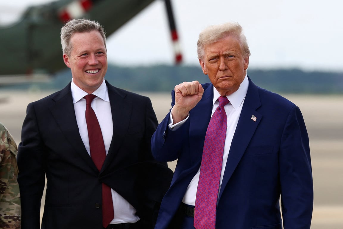Дэниел Дрисколл и Дональд Трамп на авиабазе Pope Army Airfield, Форт-Брэгг, Северная Каролина, США, 10 июня 2025 года. Фото: Evelyn Hockstein / Reuters / Scanpix / LETA