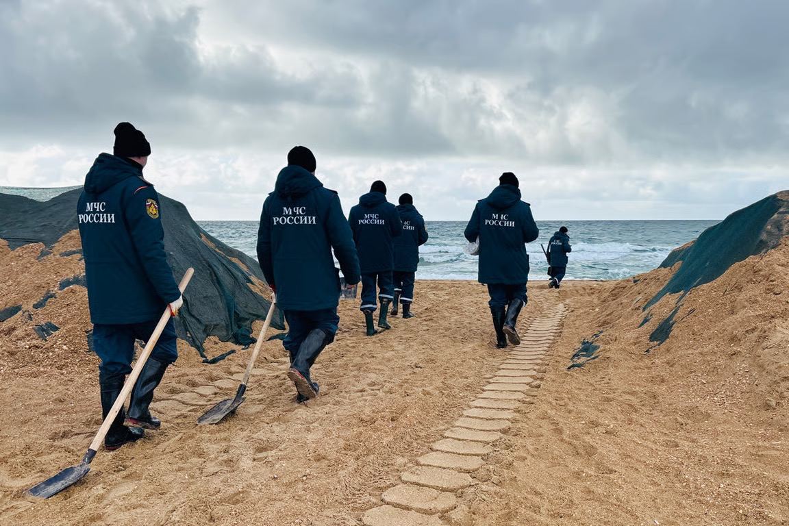 Representatives of official rescue services on a beach in the Anapa suburbs. Photo provided by volunteers.