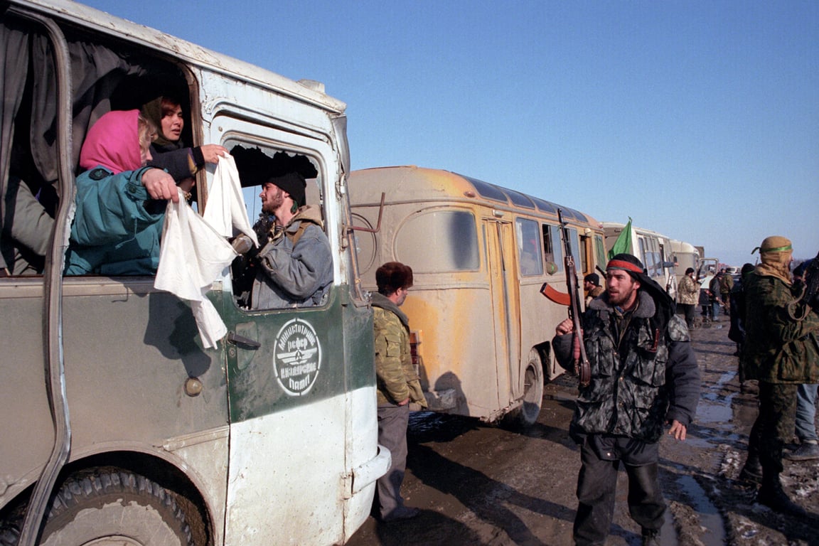 Заложники, удерживаемые чеченскими боевиками в автобусах в качестве живого щита, держат белые флаги у Первомайского, Дагестан, 11 января 1996 года. Фото: Олег Никишин / EPA