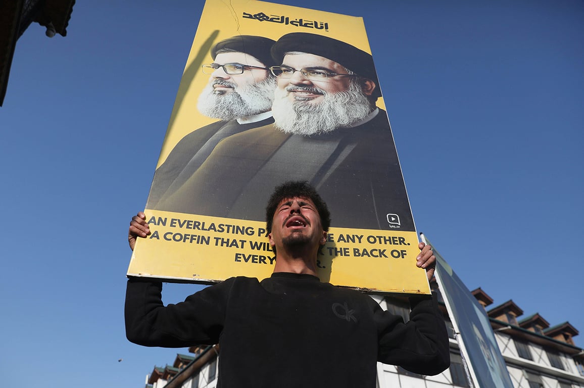 Мусульмане-шииты скорбят в связи с убийством верховного лидера Ирана аятоллы Али Хаменеи во время акции протеста против США и Израиля в Сринагаре, Кашмир, Индия, 1 марта 2026 года. Фото: Farooq Khan / EPA