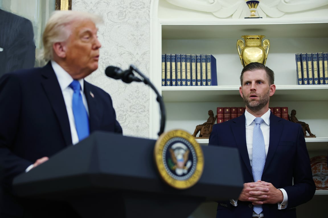 Дональд Трамп и исполнительный вице-президент Trump Organization Эрик Трамп, Вашингтон, округ Колумбия, США, 19 мая 2025 года. Фото: Samuel Corum / EPA