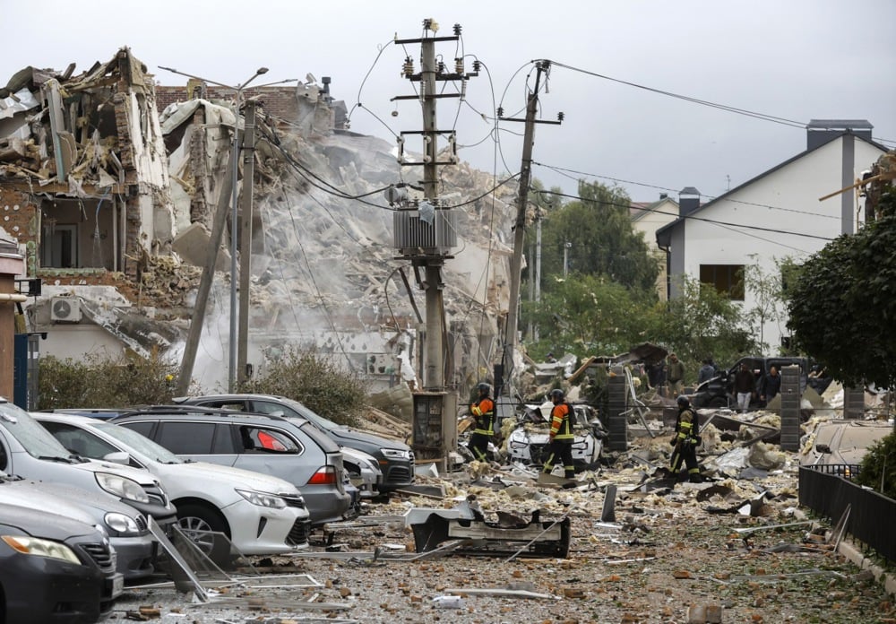 Rescuers walk among rubble and destroyed vehicles in a residential area targeted by Russian strikes, in Kyiv, Ukraine, 28 September 2025. Photo: EPA/SERGEY DOLZHENKO