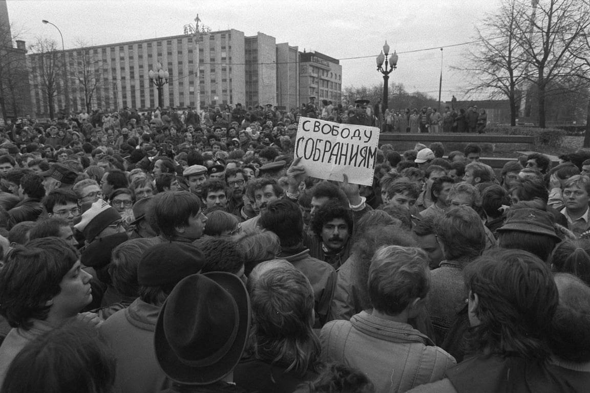 Участники антиправительственной демонстрации на Пушкинской площади в Москве с плакатом «Свободу собраниям», 7 октября 1988 года. Фото: Dominique Dudouble / Reuters / Scanpix / LETA