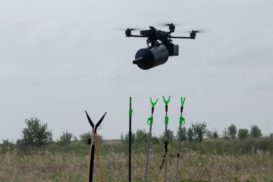 FPV-дрон Stalker с оптоволоконным управлением во время испытаний, Украина, 10 июля 2025 года. Фото: Tetiana Dzhafarova / AFP / Scanpix / LETA