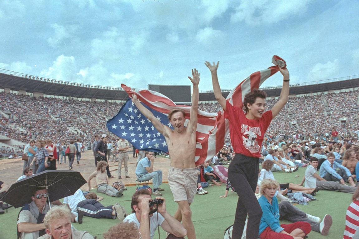 Советские зрители с флагом США во время Московского музыкального фестиваля мира на стадионе «Лужники», 12 августа 1989 года. Фото: Владимир Сумовский / Reuters / Scanpix / LETA