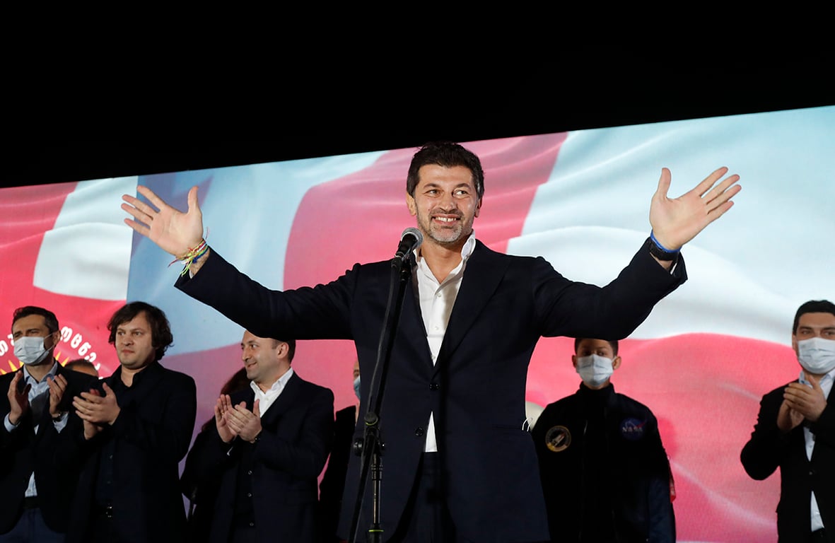 Каха Каладзе во время празднования со сторонниками правящей партии «Грузинская мечта» результатов второго тура местных выборов в Тбилиси, Грузия, 30 октября 2021 года. Фото: Zurab Kurtsikidze / EPA