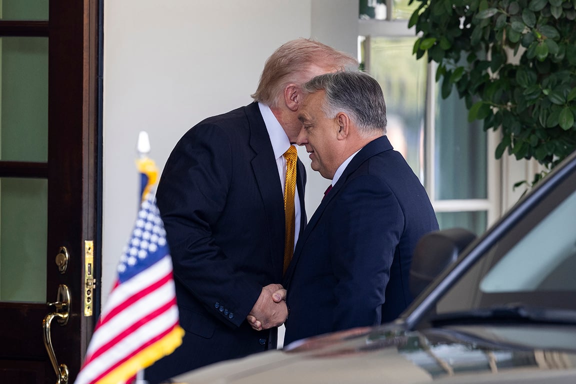 Президент США Дональд Трамп приветствует премьер-министра Венгрии Виктора Орбана в Белом доме в Вашингтоне, округ Колумбия, США, 7 ноября 2025 года. Фото: Jim Lo Scalzo / EPA