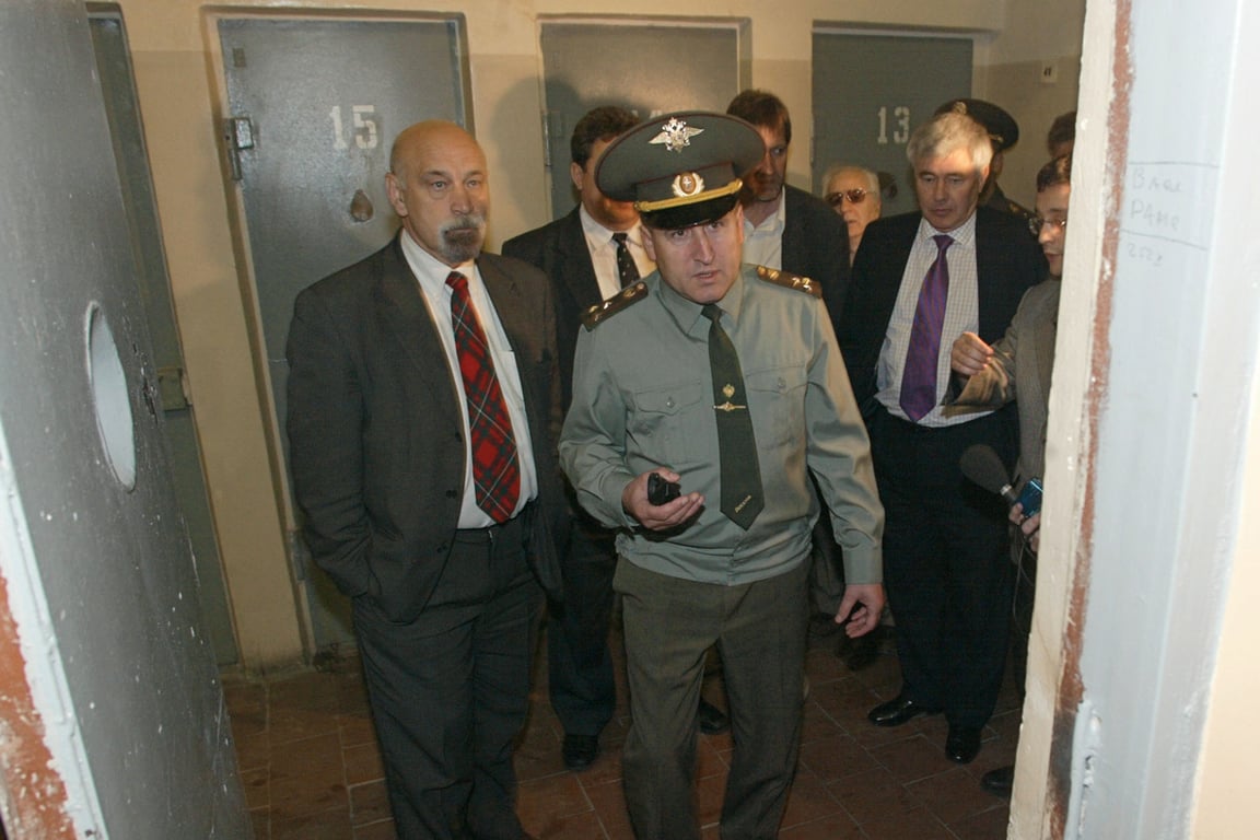 Начальник Бутырской тюрьмы Владимир Ступин (в центре) и правозащитник Валерий Борщев сопровождают членов Совета визитеров Великобритании в рамках осуществления общественного контроля за тюрьмами, Бутырка, Москва, 5 июня 2002 года. Фото: Алексей Куденко / Коммерсантъ / Sipa USA / Vida Press