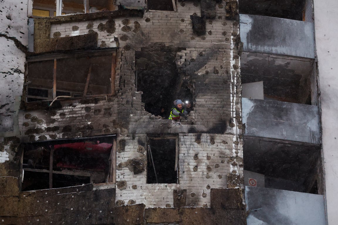 Rescue workers clear debris from the site of a Russian drone strike on an apartment building in Kyiv, Ukraine, 9 January 2026. Photo: EPA / Sergey Dolzhenko