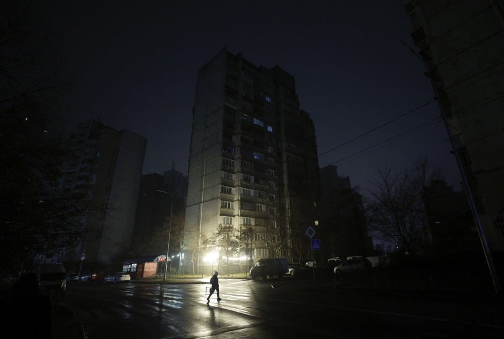 A person crosses the street during a power outage in Kyiv, Ukraine, 29 November 2024. Photo: EPA/SERGEY DOLZHENKO