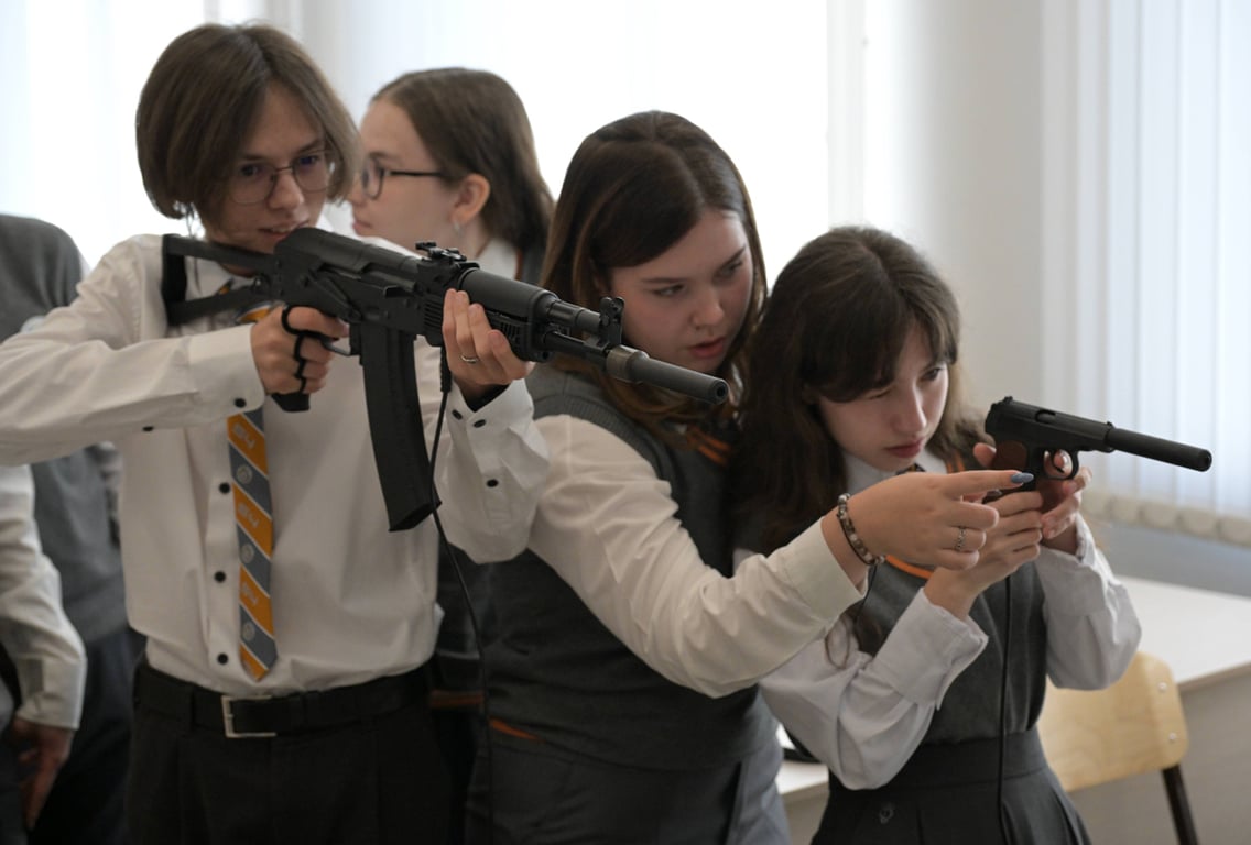 Ученики 11-го класса на уроке ОБЖ в школе №54 в Новосибирске, 1 сентября 2023 года. Фото: Александр Кряжев / Спутник / Imago Images / Scanpix / LETA