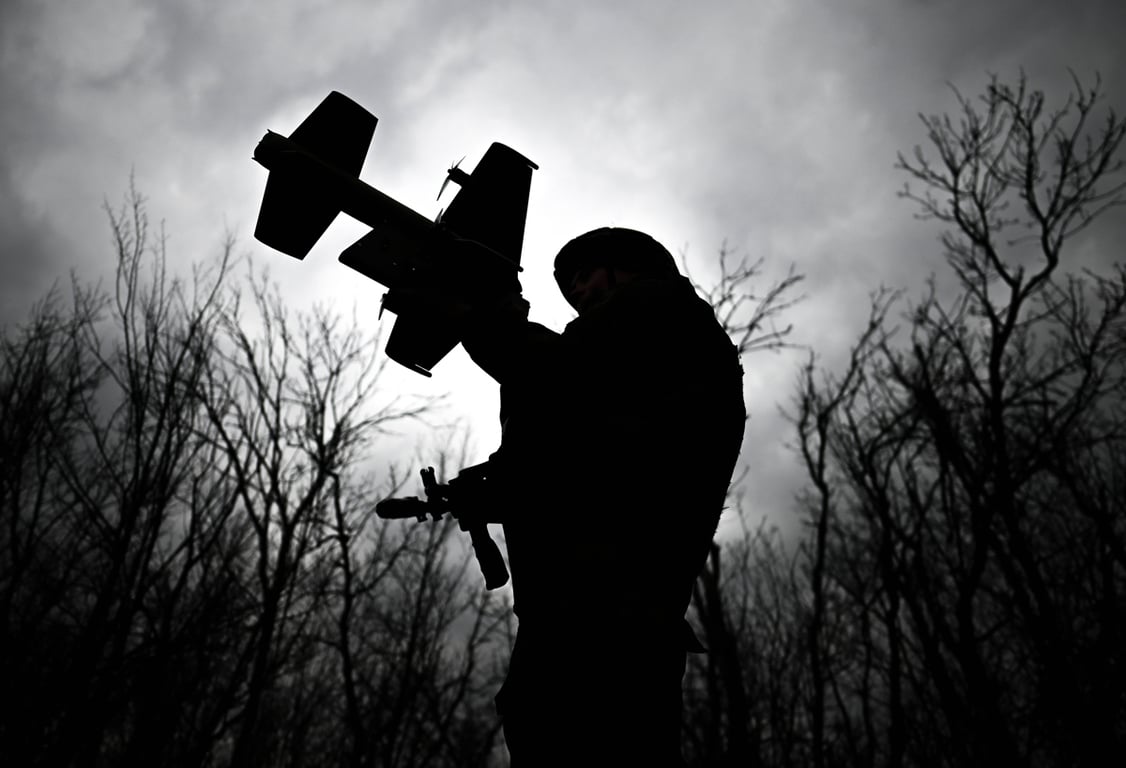 Российский военнослужащий готовит к запуску дрон в районе Доброполья, Донецкая область, Украина, 20 марта 2026 года. Фото: Станислав Красильников / Спутник / Imago Images / Scanpix / LETA