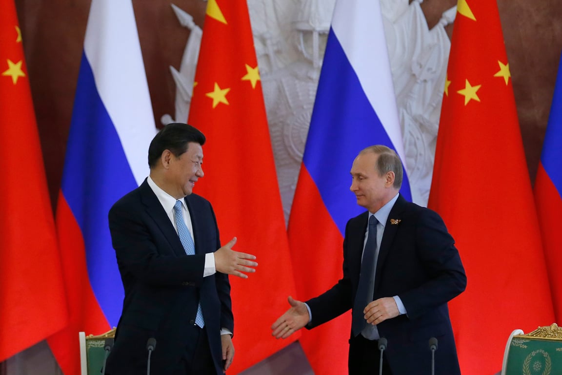 Владимир Путин жмёт руку Си Цзиньпину на встрече в Кремле, Москва, 8 мая 2015 года. Фото: Сергей Ильницкий / EPA