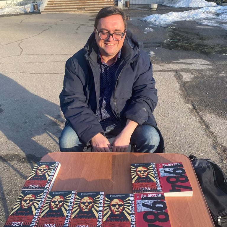 Дмитрий Силин во время раздачи книг Джорджа Оруэлла в Иваново, 8 апреля 2022 года. Фото: Анастасия Руденко /  7х7 — Горизонтальная Россия