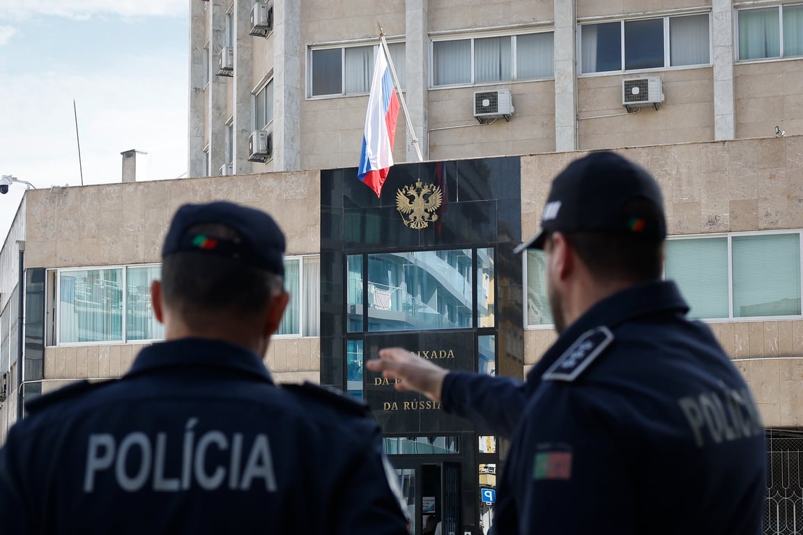 Португальские полицейские дежурят у посольства России в Лиссабоне, Португалия, 17 марта 2024 года. Фото: Antonio Pedro Santos / EPA
