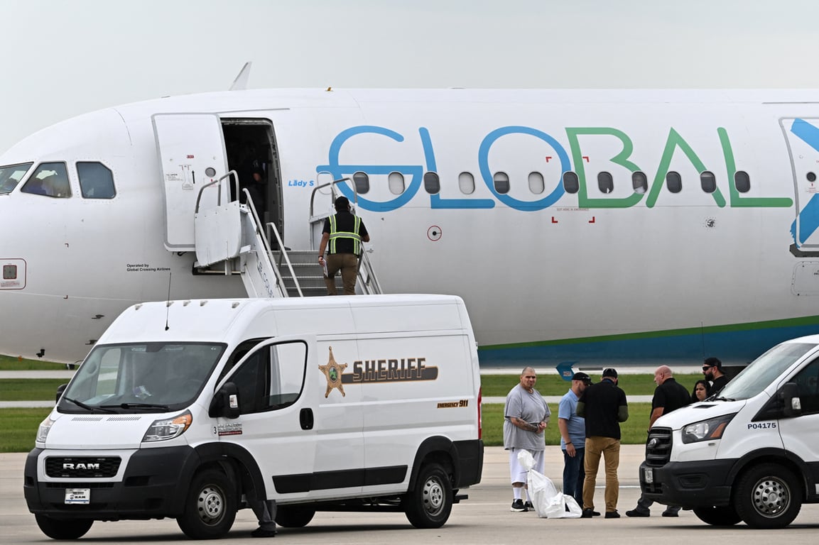 Мигранты в сопровождении сотрудников Иммиграционной и таможенной полиции США (ICE) и правоохранительных органов у самолёта в международном аэропорту Гэри, штат Индиана, США, 20 июня 2025 года. Фото: Dylan Martinez / Reuters / Scanpix / LETA