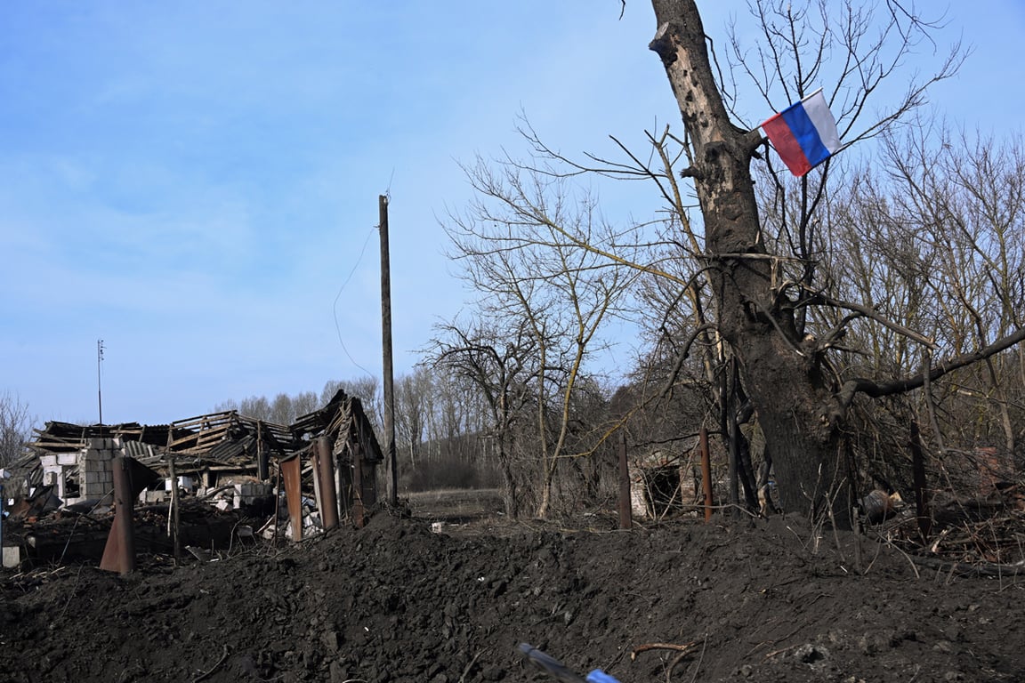 Российский флаг на фоне разрушений в Курской области, 13 марта 2025 года. Фото: Анатолий Жданов / Коммерсантъ / Sipa USA / Vida Press