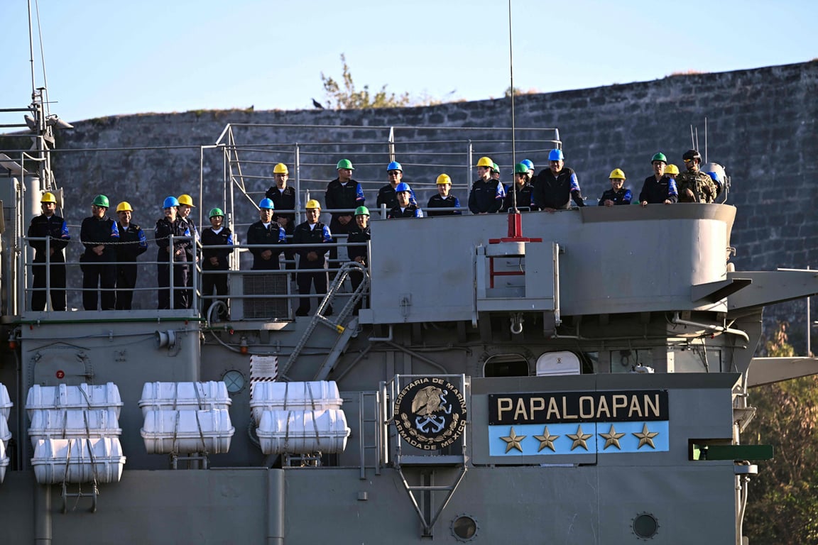 Корабль ВМС Мексики прибывает в бухту Гаваны с гуманитарной помощью, Куба, 12 февраля 2026 года. Фото: Yamil Lage / AFP / Scanpix / LETA