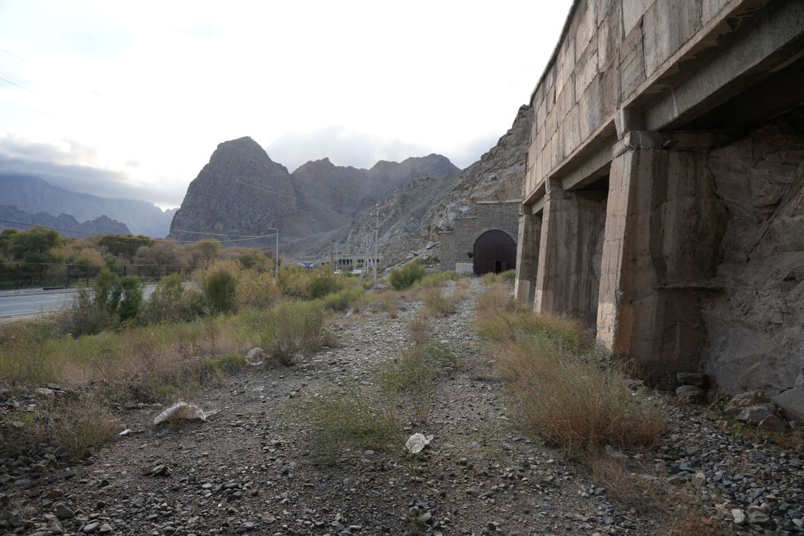 Вот, что осталось от железной дороги советских времен — только след. Фото:  JAMnews