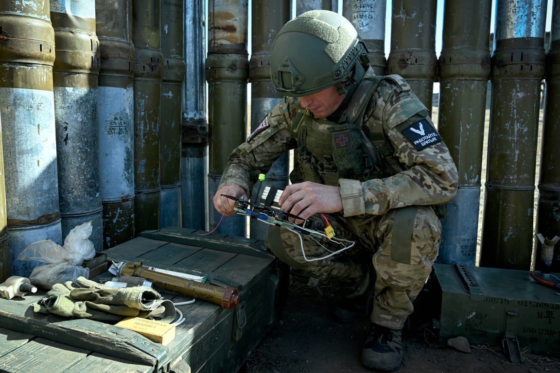 Российский военнослужащий принимает участие в обучении операторов разведывательных и ударных дронов, 27 сентября 2023 года. Фото: Станислав Красильников / Спутник / Imago Images / Scanpix / LETA