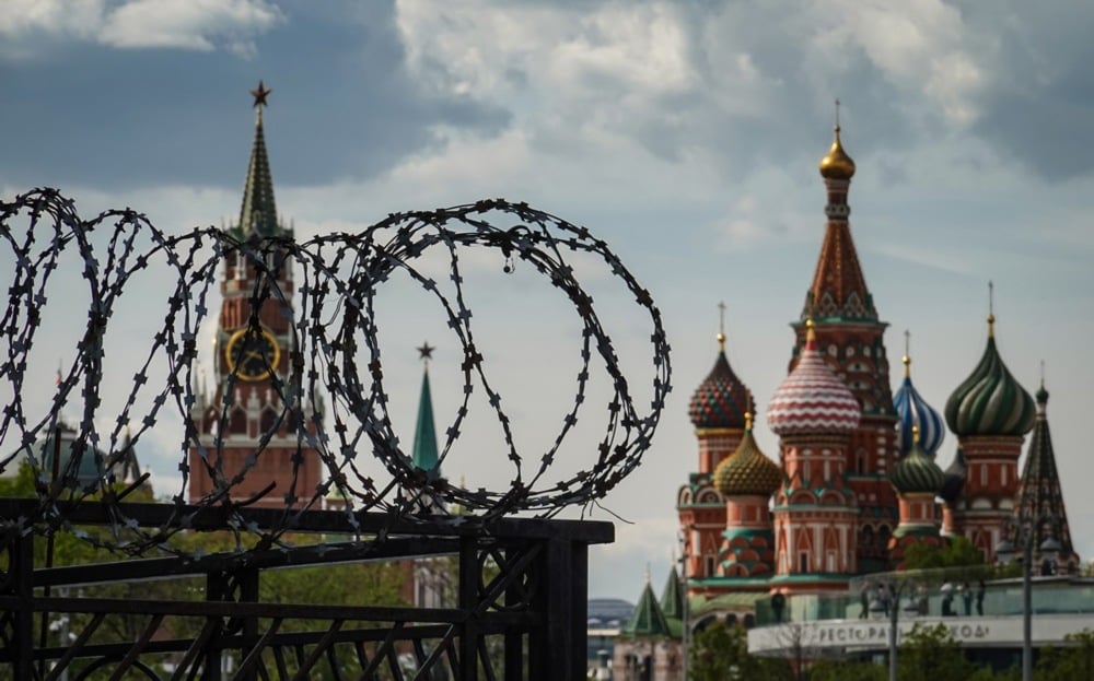 Barbed wire in front of the Kremlin in Moscow, Russia, 21 May 2024. Photo: EPA/YURI KOCHETKOV