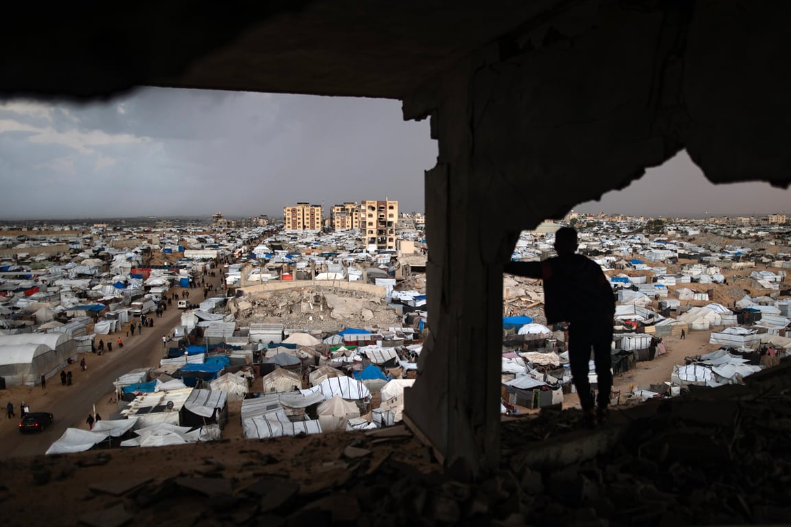 Палестинцы размахивают флагами в Рамаллахе, во время акции в поддержку усилий западных стран по признанию палестинского государства, Рамаллах, Западный берег, 23 сентября 2025 года. Фото: Alaa Badarneh / EPA