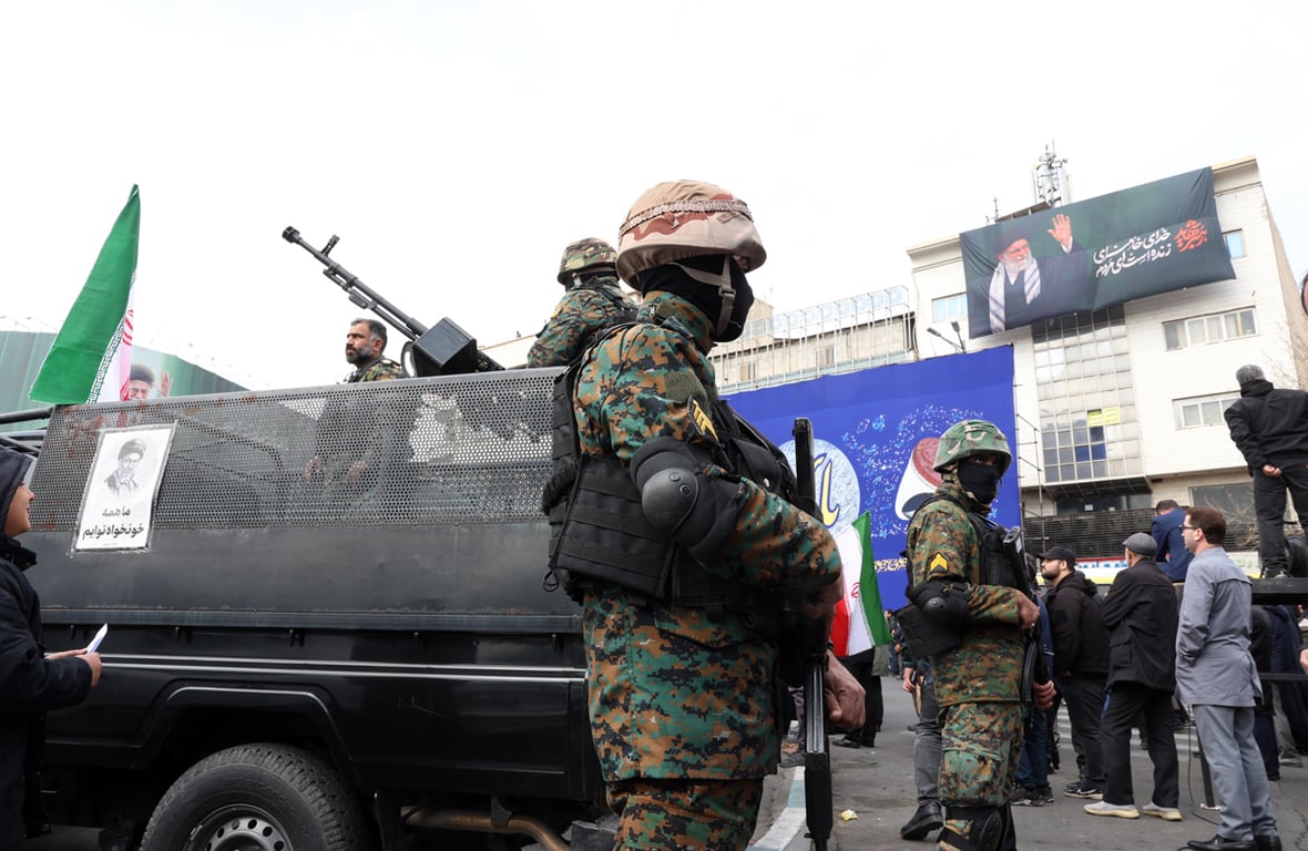 Сотрудники иранских сил безопасности на массовых похоронах командиров КСИР, армейских офицеров и других жертв конфликта, Тегеран, 11 марта 2026 года. Фото: Abedin Taherkenareh / EPA