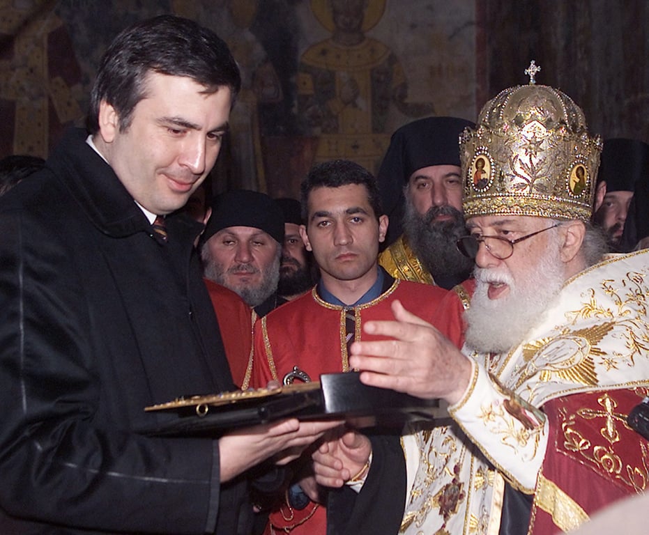 Патриарх Грузии Илия II благословляет избранного президента Грузии Михаила Саакашвили в кафедральном соборе Гелати близ Кутаиси, Грузия, 24 января 2004 года. Фото: Zurab Kurtsikidze / EPA