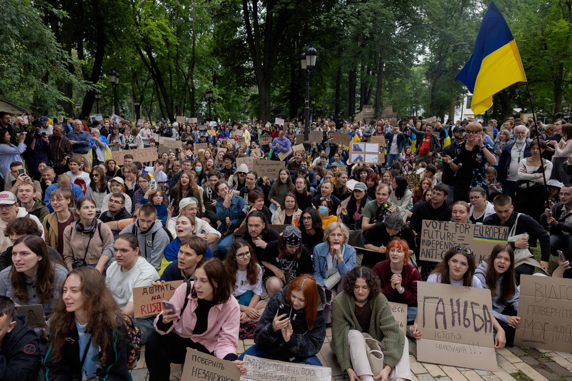 Протестующие ожидают голосования парламента по законопроекту, отменяющему ограничивающий полномочия антикоррупционных органов, Киев, Украина, 31 июля 2025 года. Фото: Tetiana Dzhafarova / AFP / Scanpix / LETA