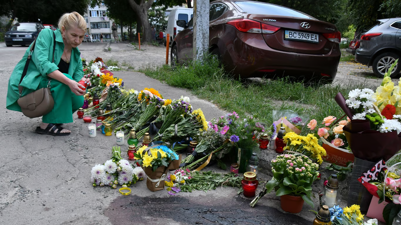 Flowers and candles at the spot where Ukrainian former MP Iryna Farion was shot in Lviv, Ukraine, 20 July 2024. Photo: EPA / MYKOLA TYS