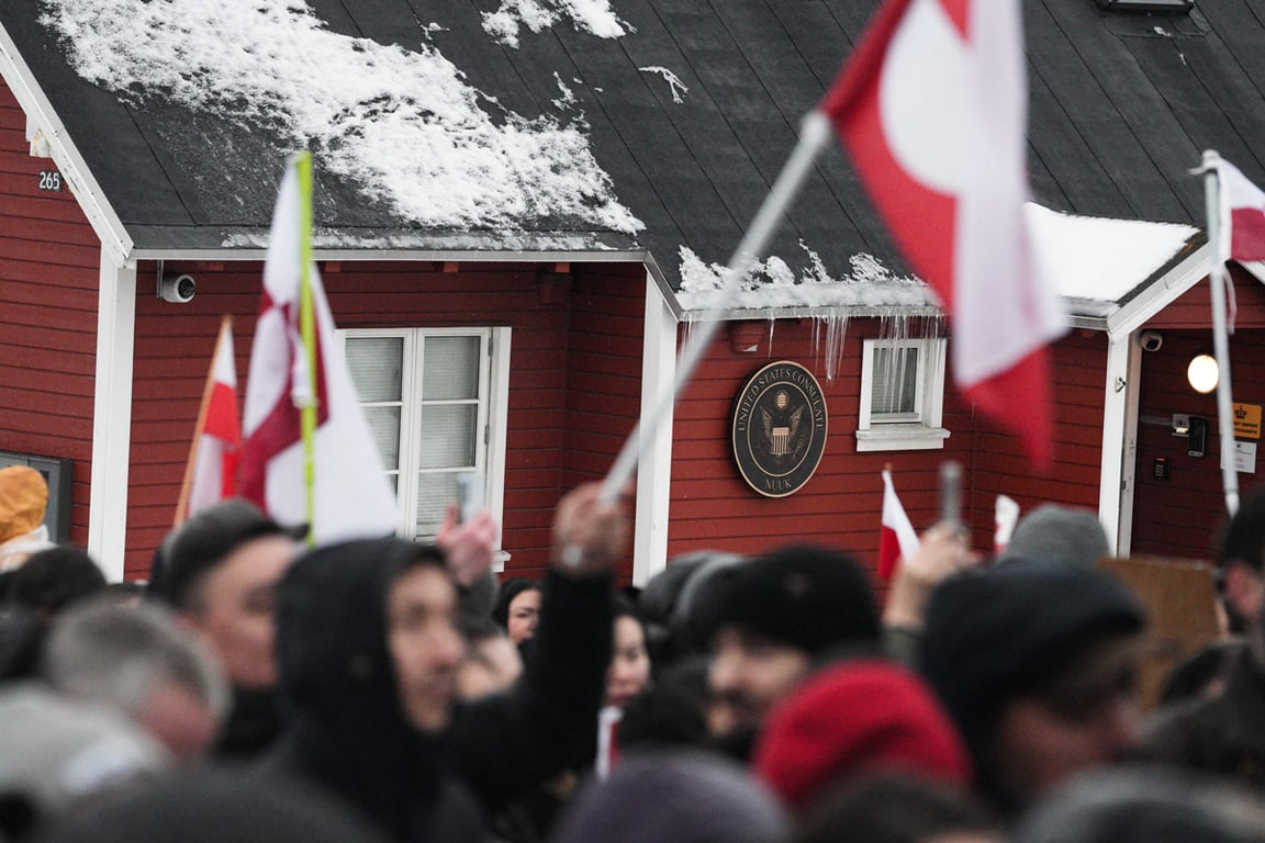 Акция протеста у консульства США против политики Дональда Трампа в отношении Гренландии в Нууке, 17 января 2026 года. Фото: Alessandro Rampazzo / AFP / Scanpix / LETA