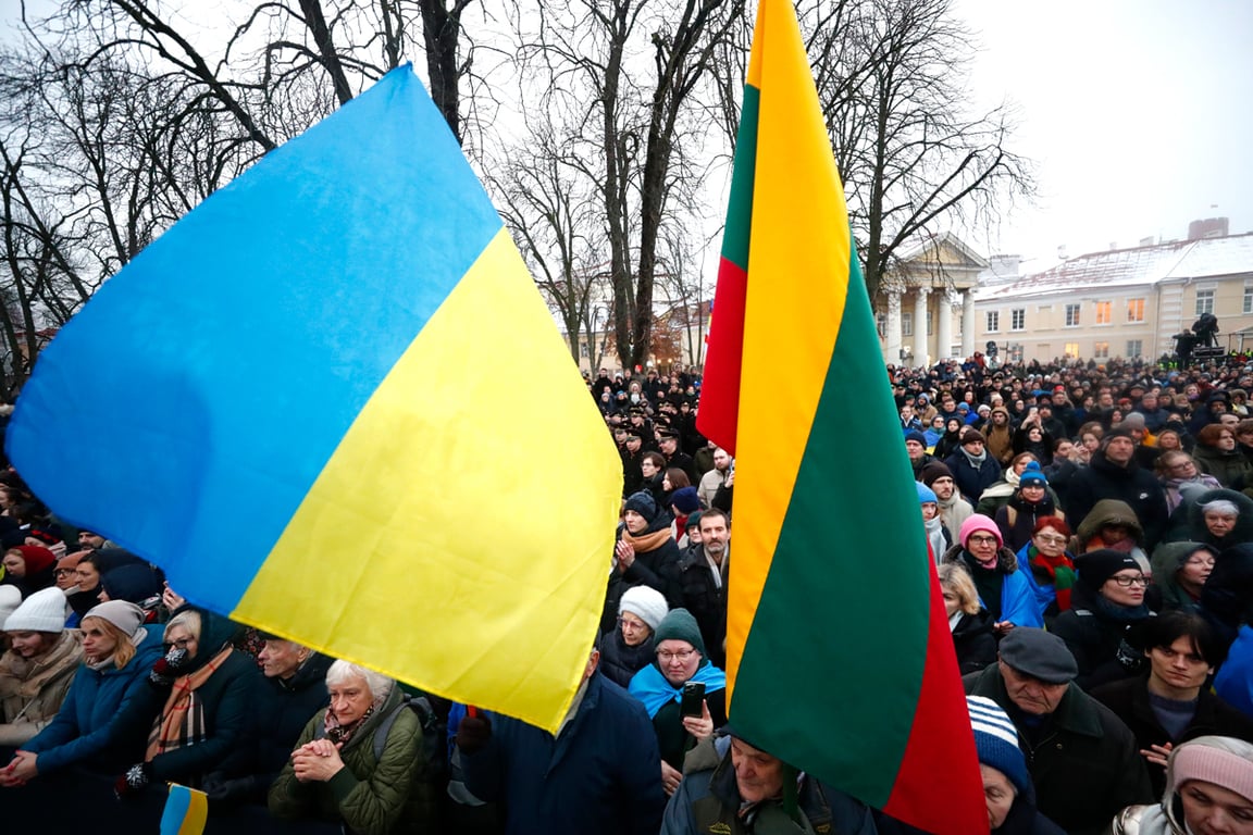 Люди с национальными флагами во время выступления президента Литвы Гитанаса Науседы и президента Украины Владимира Зеленского в Вильнюсе, Литва, 10 января 2024 года. Фото: Toms Kalnins / EPA