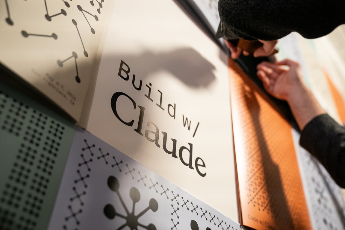 Стена с плакатами «Build with Claude» на конференции разработчиков Code with Claude, организованной Anthropic в Сан-Франциско, США, 6 мая 2026 года. Фото: Don Feria / AP / Scanpix / LETA