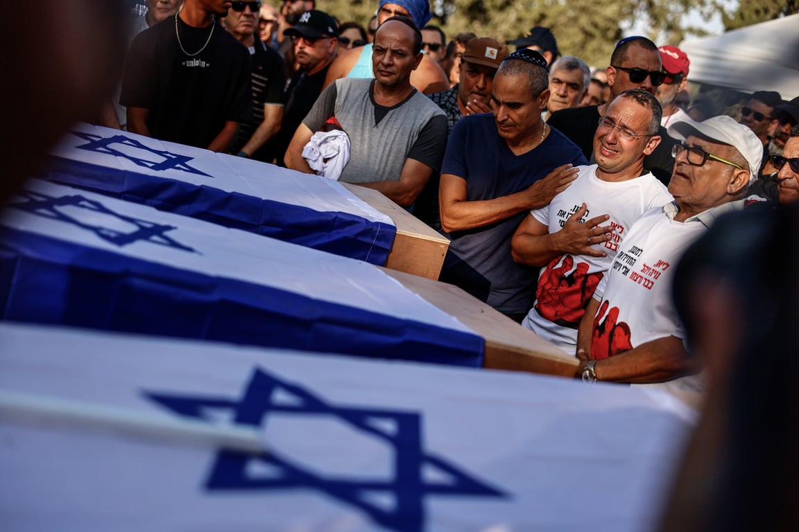 Похороны Лиан Шараби и её дочерей в Кфар-Харифе, Израиль, 25 октября 2023 года. Фото: Hannibal Hanschke / EPA