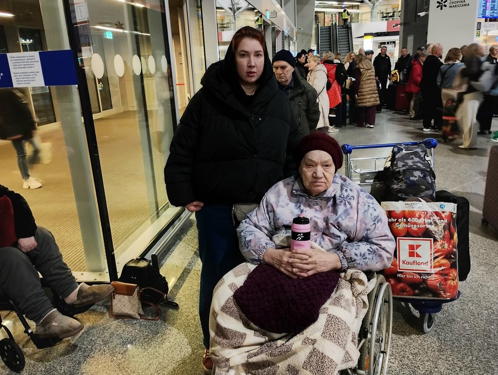 Нина Григорьевна с дочерью Ольгой на пересадке в Варшаве. Фото со страницы Fundacji Asymetryści в Facebook