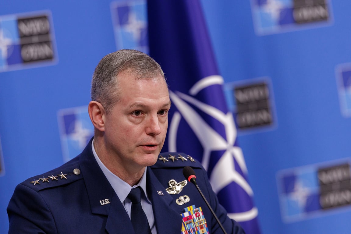 Верховный главнокомандующий Объединенными вооруженными силами НАТО в Европе генерал Алексус Гринкевич на пресс-конференции Военного комитета в Брюсселе, Бельгия, 22 января 2026 года. Фото: Olivier Matthys / EPA