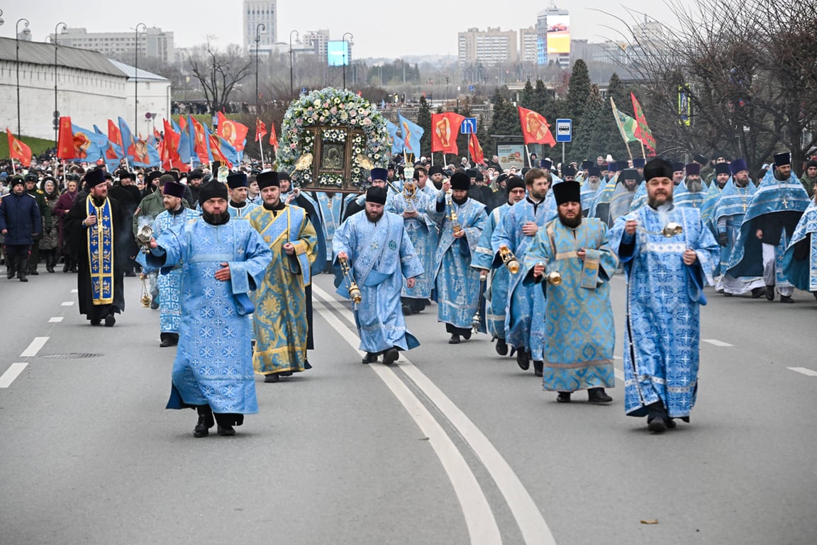 Православные священники участвуют в крестном ходе в честь иконы Казанской Божией Матери в Казани, Татарстан, 4 ноября 2025 года. Фото: Максим Богодвид / Спутник / Imago Images / Scanpix / LETA
