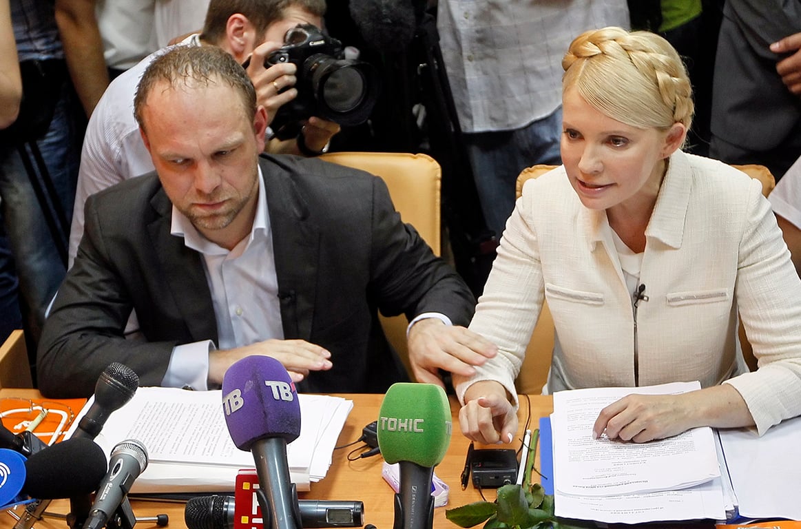 Юлия Тимошенко и ее адвокат Сергей Власенко в окружном суде Киева, Украина, 24 июня 2011 года. Фото: Sergey Dolzhenko / EPA