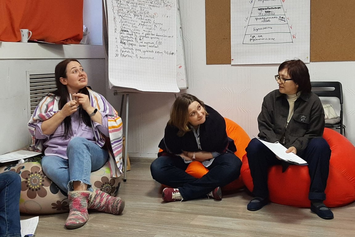 Занятие в Школе приемных родителей. Фото:  ИРСУ