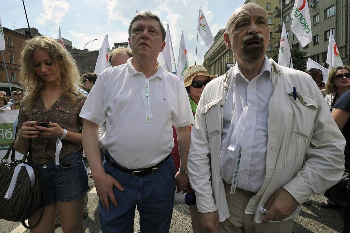 Лидер фракции «Яблоко» в Заксобрании Санкт-Петербурга Григорий Явлинский (в центре) и секретарь партии «Яблоко» Валерий Борщев (справа) во время шествия в рамках акции «Марш миллионов», Москва, 12 июня 2012 года. Фото: Глеб Щелкунов / Коммерсантъ / Sipa USA / Vida Press