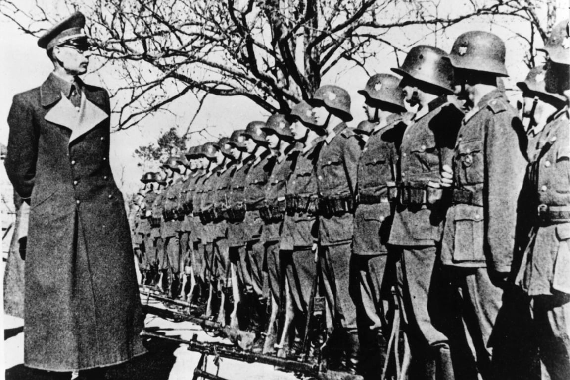 Генерал Андрей Власов проводит смотр военнослужащих. Фото: akg-images / Scanpix / LETA