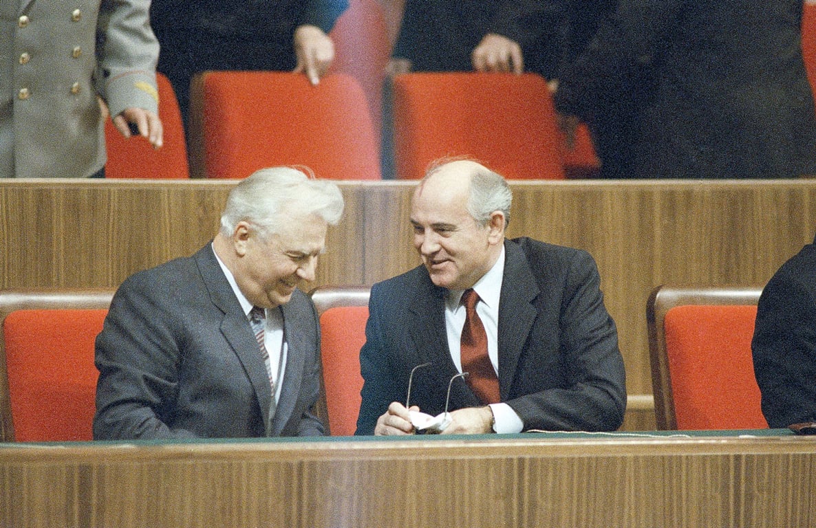 Михаил Горбачев и Егор Лигачев, 5 ноября 1988 года. Фото: Борис Юрченко / AP / Scanpix / LETA