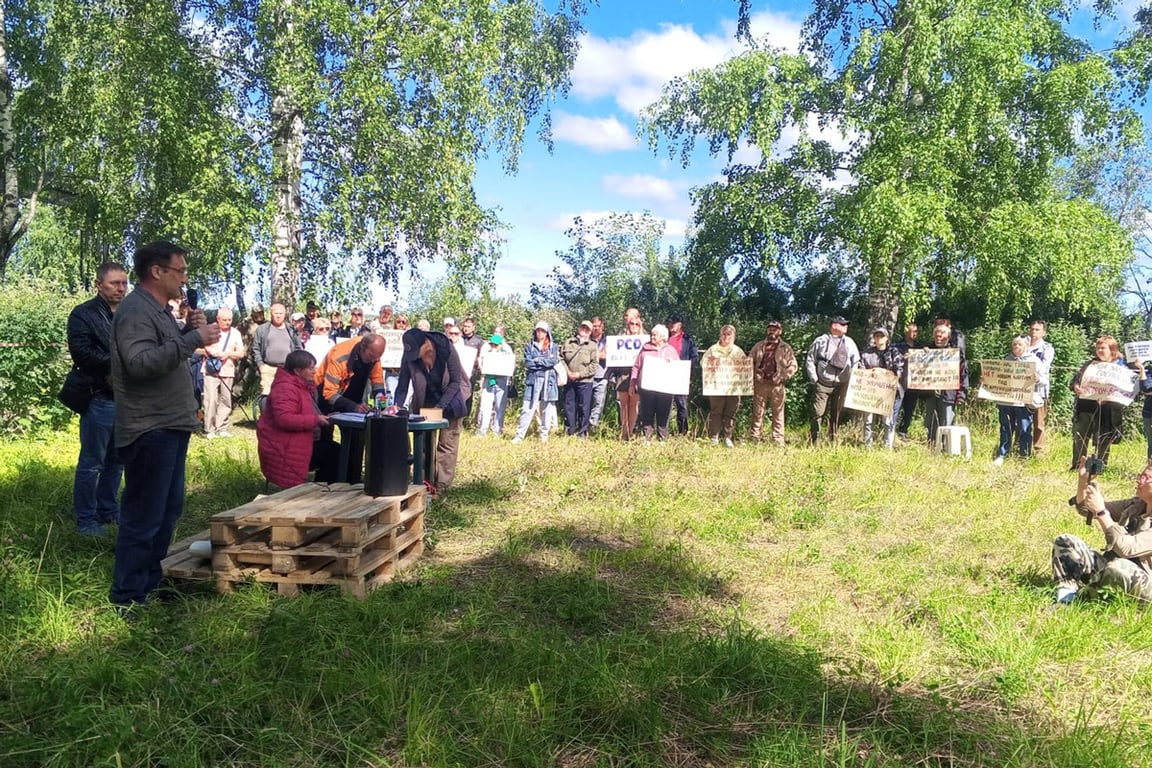 Александр Козенков на митинге против строительства мусоросортировочного комплекса в Коряжме, Архангельская область, 18 июля 2025 года. Фото: «Коряжма не помойка» /  VK