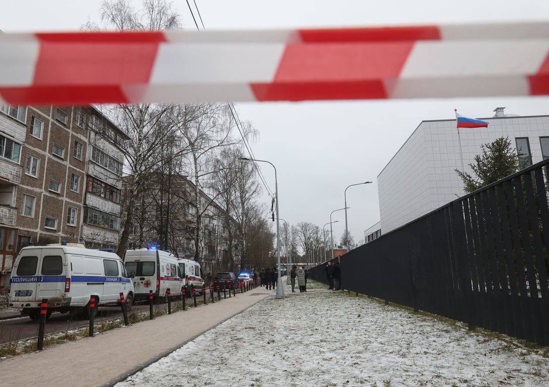 Автомобили скорой помощи и полиции у входа в Успенскую школу в Одинцовском районе Московской области, 16 декабря 2025 года. Фото: Максим Шипенков / EPA