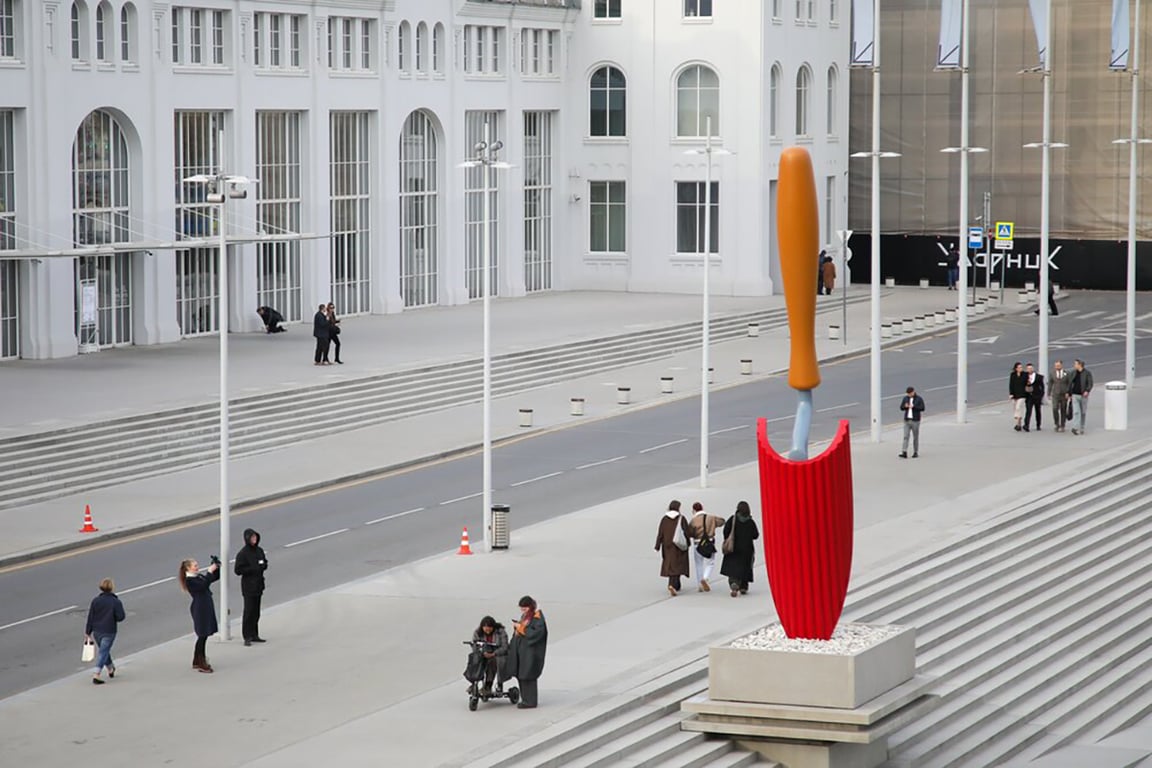 «Садовая лопатка» работы Класа Олденбурга и Кошье ван Брюгген, у здания Дома культуры «ГЭС-2». 3 октября 2025 года. Фото: Артур Новосильцев / Агентство «Москва»