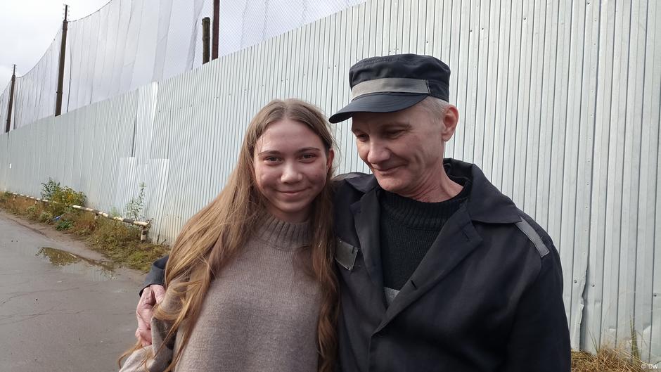 Alexey Moskalyov with his daughter Maria on his release from prison on 15 October 2024. Photo: SOTAvision