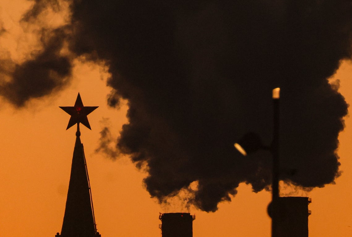 Дым от электростанции на фоне Кремля, Москва, 3 января 2025 года. Фото: Сергей Ильницкий / EPA